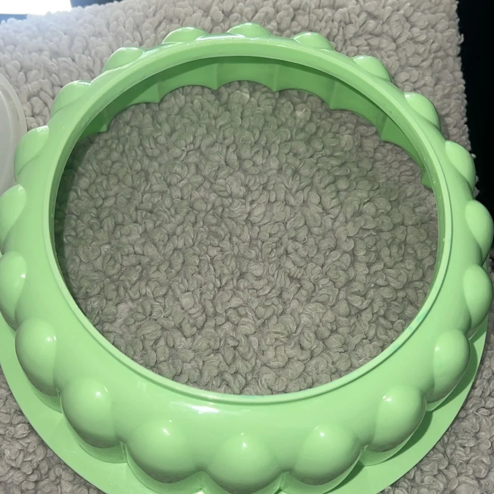 Vintage Tupperware Jello Mold Bundt Ring Dessert,mint green,excellent condition